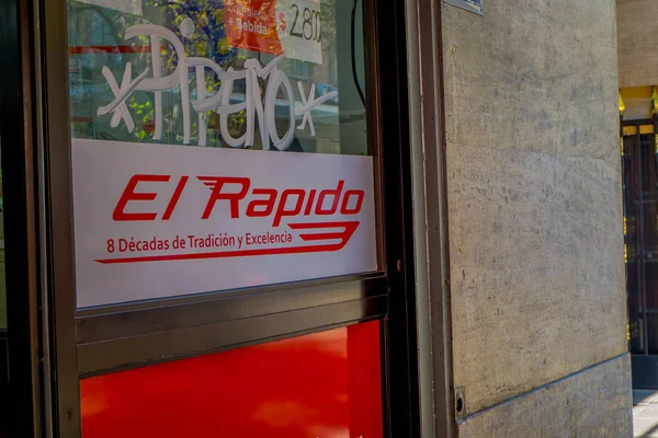SANTIAGO, CHILI - 13 SEPTEMBRE 2018 : Panneau informatif du restaurant el rapido avec plus de 8 décennies de tradition et d'excelence situé près du centre-ville — Photo