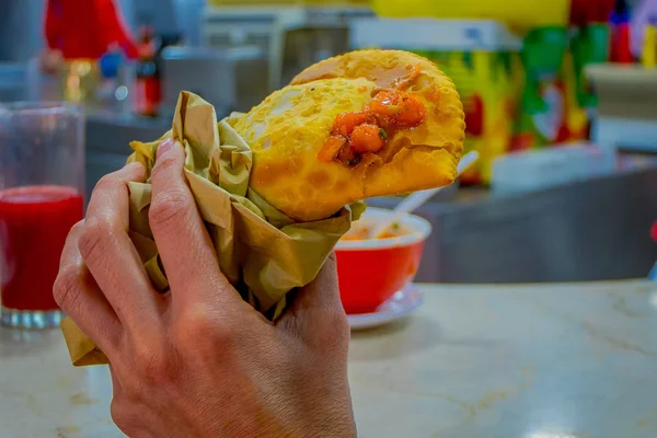 Primer plano de enfoque selectivo de una mano de hombre con una Empanada Chilena, repostería horneada rellena con jamón y queso —  Fotos de Stock