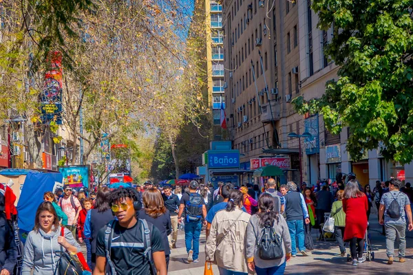 Santiago, Chile - zm. 13 września 2018: Tłum ludzi chodzących na ulicach w centrum miasta. Obszar ten składa się z bardzo zajęty obszar, gdzie tysiące ludzi idzie otwarta codziennie — Zdjęcie stockowe