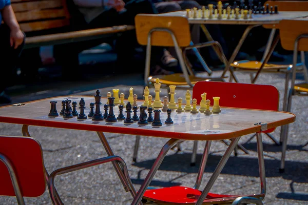SANTIAGO, CHILE - 14 DE SEPTIEMBRE DE 2018: Vista al aire libre de una mesa de ajedrez con todas las piezas ubicadas al aire libre en la Plaza de Armas ubicada en el centro de Santiago de Chile —  Fotos de Stock