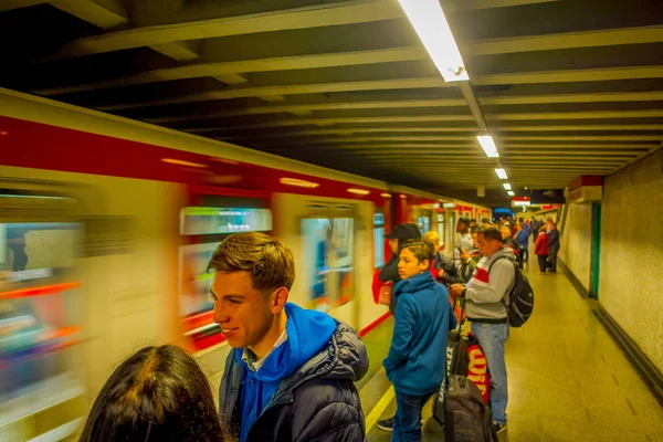 SANTIAGO, CHILE - SETEMBRO 14, 2018: Multidão de pessoas caminhando no salão do Estacion Alameda, estação central. Inaugurado em 1885, agora é a única estação ferroviária citys — Fotografia de Stock