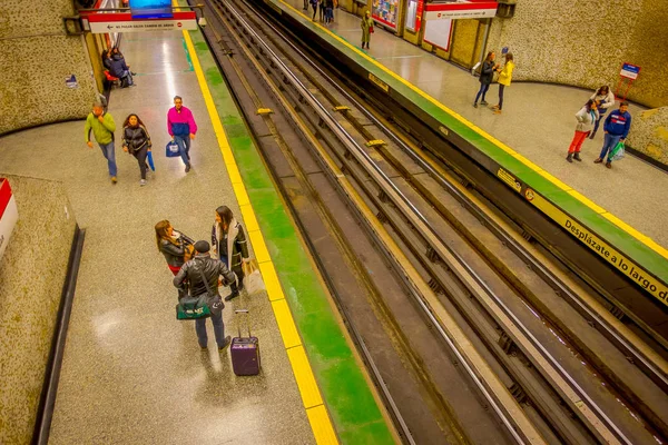 SANTIAGO, CHILE - 14 DE SEPTIEMBRE DE 2018: Vista superior de personas no identificadas en el hall de la Estación Alameda, estación central. Inaugurado en 1885, ahora es la única estación de tren de la ciudad —  Fotos de Stock