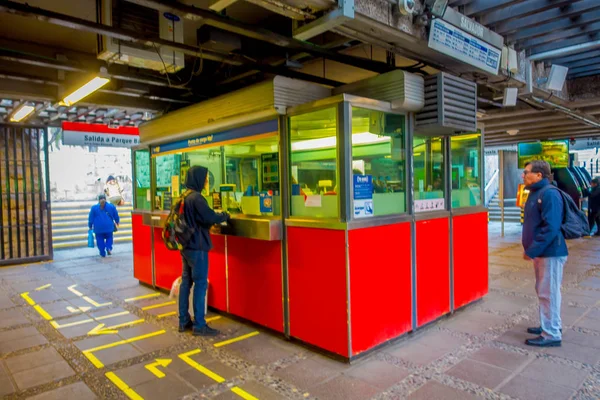 SANTIAGO, CHILI - 14 SEPTEMBRE 2018 : Les personnes non identifiées qui achètent le billet d'entrée à la station de métro, située sur la Plaza de Armas — Photo