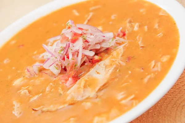 Delicioso ensopado de peixe encebollado do Equador comida tradicional prato nacional — Fotografia de Stock