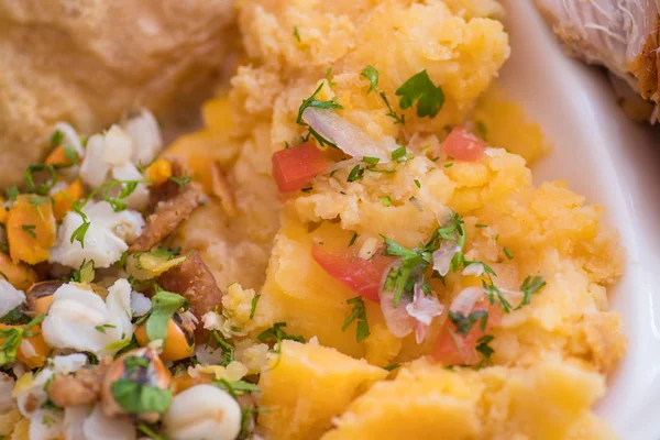 Close up of selective focus of homemade mashed potatoes with salad, tostado and mote — Stock Photo, Image