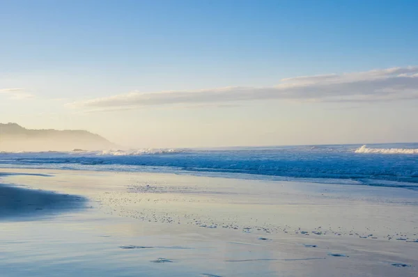 Aschenputtel Blick auf Wellen, Sandstrand an einem herrlichen sonnigen Tag am Santa Teresa Strand mit blauem Himmel und blauem Wasser — Stockfoto