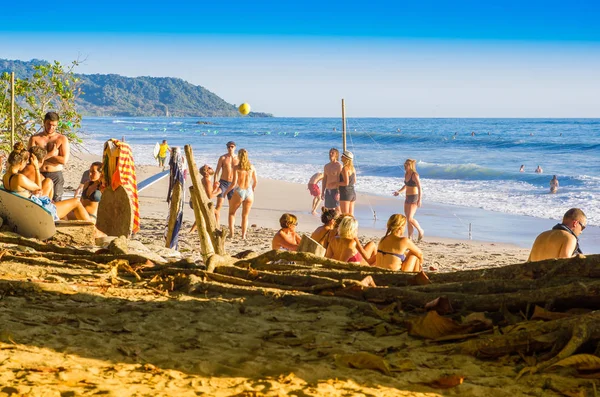 Santa Teresa, Kosta Rika - Haziran, 28, 2018: kuma oturan ve Santa Teresa plaj güzel manzarasına ve bazı sörfçü zevk turist sörf koşulları kontrol — Stok fotoğraf