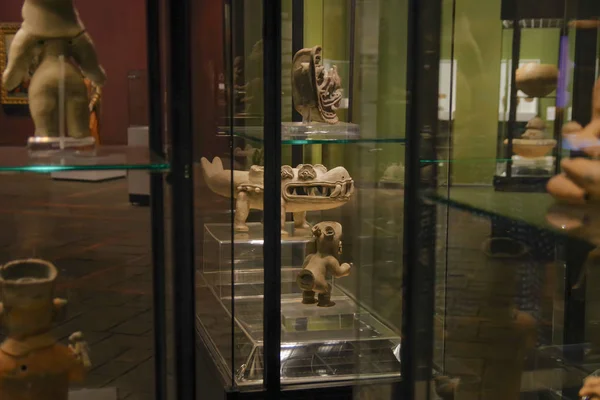 Quito, Ecuador - augustus 17, 2018: Indoor weergave keramische handgemaakt door ancienct Inca's binnenkant van glazen vitrines in el Agora museum gelegen in Casa de la Cultura in Quito — Stockfoto