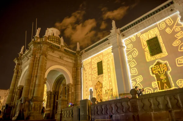 QUITO, ECUADOR- 15 DE AGOSTO DE 2018: Hermosa vista de la iglesia El Sagrario iluminada con tecnología láser en el festival de luces de cada Augustas con luces de colores durante el Quito — Foto de Stock