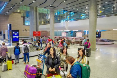 St Petersburg, Rusya, 01 Mayıs 2018: bulanık insanlar bekler Pulkovo Havaalanı Bagaj için. 2013 yılında kabaca 12.85 milyon kişi, yapım o 3 en işlek Havaalanı Rusya'nın seyahat