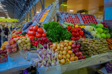 St Petersburg, Rusya, 29 Nisan 2018: bulanık delicous meyve ve sebze durak St Petersburg'da bir pazar içinde görünüm