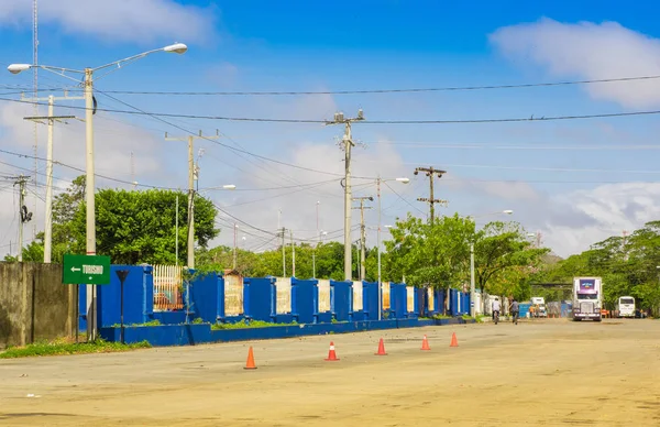 Penas Blancas, Nicaragua - 28 de enero de 2018: Vista exterior de personas y vehículos en el proceso de cruce fronterizo de Costa Rica a Nicaragua —  Fotos de Stock