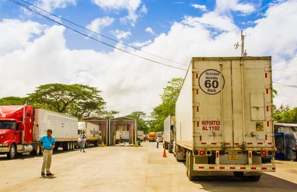 Пенас Бланкас, Никарагуа - 28 января 2018 года: Люди и транспортные средства в процессе пересечения границы из Коста-Рики в Никарагуа — стоковое фото