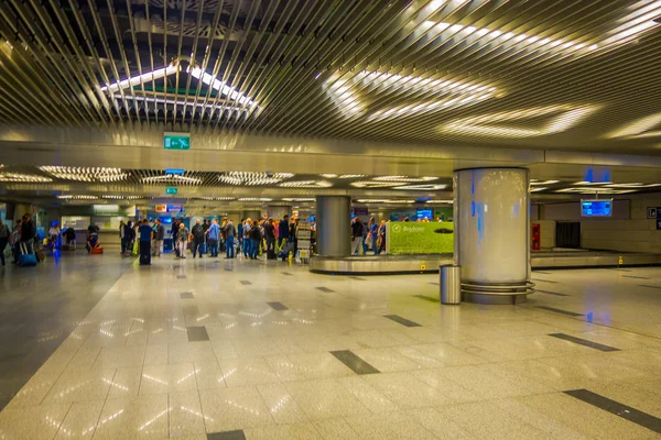 Μόσχα, Ρωσία - Απριλίου 24, 2018: θολή ανθρώπων το περπάτημα και η αναμονή για την αναχώρηση στην τεράστια αίθουσα αναμονής από το Διεθνές Αεροδρόμιο του Vnukovo — Φωτογραφία Αρχείου