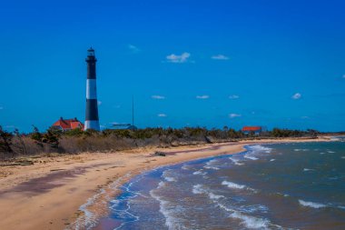 Long Island, ABD, Nisan, 14, 2018: Atlantik Okyanusu dalgaları Montauk nokta ışık, deniz feneri, plaj açık görünüm Long Island, New York, Suffolk ilçesinde bulunan.