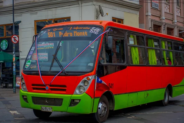 VALPARAISO, CHILE - SETEMBRO, 15, 2018: Vista ao ar livre do ônibus que circula pelas ruas de Valparaíso Chile — Fotografia de Stock