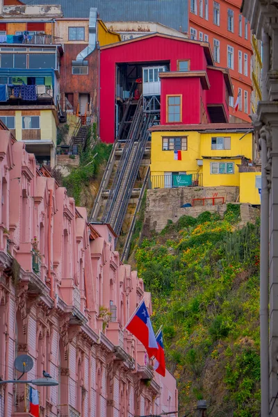 VALPARAISO, CHILE - SETEMBRO, 15, 2018: Vista ao ar livre da ferrovia Funicular, chamada Ascensor El Peral, que sobe uma colina em Valparaíso — Fotografia de Stock