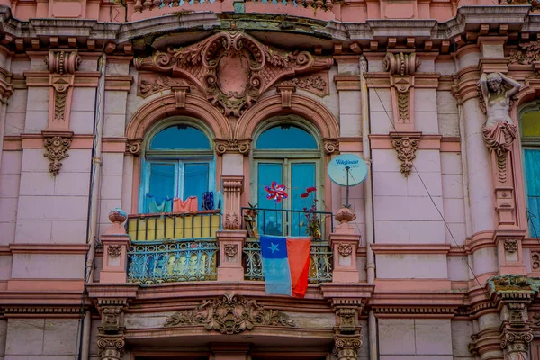VALPARAISO, CHILE - SEPTEMBER, 15, 2018: Outdoor view of carved facade of a rose building located in Valparaiso dowtown — Stock Photo, Image