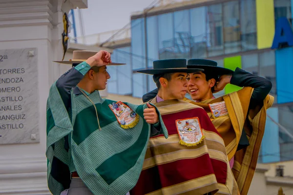 VALPARAISO, CHILE - 15 DE SEPTIEMBRE DE 2018: Adolescentes con sombreros y telas chilenas posando frente al Monumento a los Héroes del Combate Naval en la Plaza Sotomayor — Foto de Stock