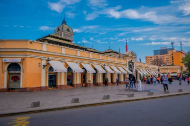 Santiago, Şili - 13 Eylül 2018: İnsanlar önünde Pazar Merkezi büstü İstasyonu Santiago de Chile açık görünümü