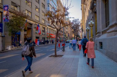 Santiago, Şili - 13 Eylül 2018: Şehir şehir Caddesi'nde kimliği belirsiz insanlar. 19. yüzyıl neoklasik sömürge mimarisi bu alanı oluşur