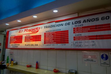 Santiago, Şili - 14 Eylül 2018: Gıda fiyatları ile wal içinde menüsüyle restoran görünümünü içinde bu restoran sunan insanlar için