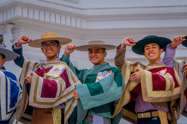 Valparaiso Chile Septiembre 2018 Jóvenes Turistas Vistiendo Sombreros Telas Chilenas — Foto de Stock