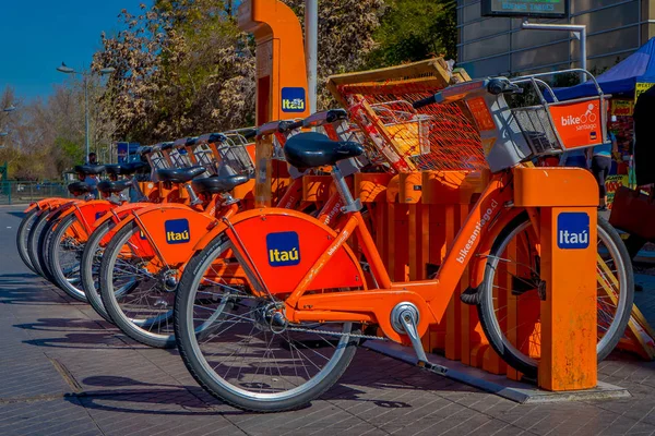 Santiago, Chile - 2018. szeptember 13.: Közelről narancs kerékpárok parkolt egy sorban, a központban a város a Santiago, Chile — Stock Fotó