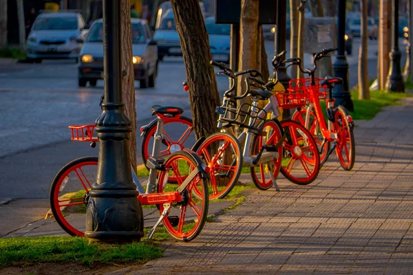 SANTIAGO, CHILI - 13 SEPTEMBRE 2018 : Vue extérieure des vélos garés en rangée dans le centre de la ville à Santiago, Chili — Photo