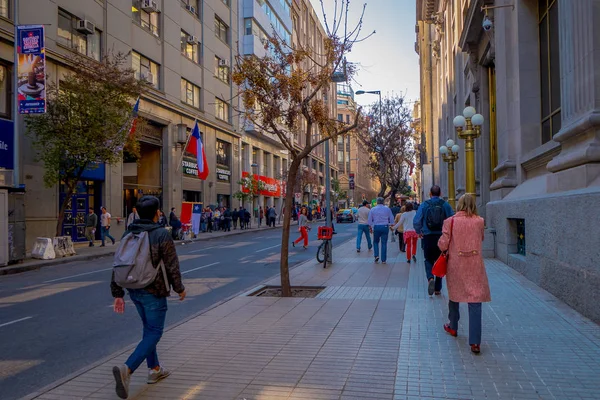 SANTIAGO, CHILE - 13 DE SEPTIEMBRE DE 2018: Personas no identificadas en la calle del centro de la ciudad. Esta zona consta de arquitectura colonial neoclásica del siglo XIX. — Foto de Stock
