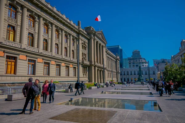 Santiago, chile - 13. september 2018: Unbekannte gehen auf dem platz der plaza de armas in santiago de chile — Stockfoto