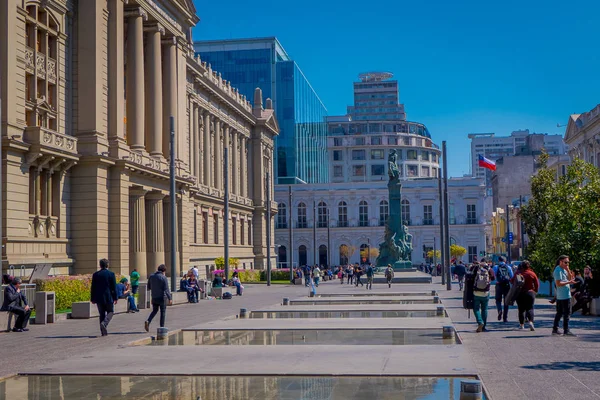 SANTIAGO, CILE - 13 SETTEMBRE 2018: Persone non identificate che camminano nella piazza di Plaza de Armas a Santiago del Cile — Foto Stock