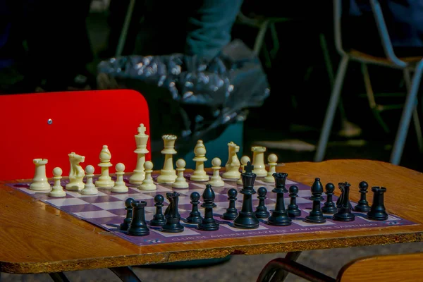 SANTIAGO, CHILE - 14 DE SEPTIEMBRE DE 2018: Vista al aire libre de una mesa de ajedrez con todas las piezas ubicadas al aire libre en la Plaza de Armas ubicada en el centro de Santiago de Chile —  Fotos de Stock