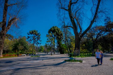 Santiago, Şili - 13 Eylül 2018: Tanımlanamayan rahatlatıcı turist Santiago, Şili'nin başkenti Barrio Yungay bulunan Yungay Park