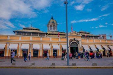 Santiago, Şili - 13 Eylül 2018: İnsanlar önünde Pazar Merkezi büstü İstasyonu Santiago de Chile açık görünümü