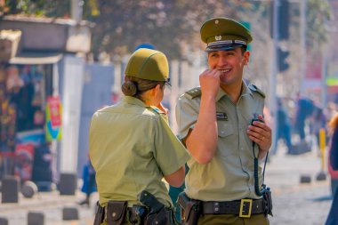Santiago, Şili - 13 Eylül 2018: İki la Moneda Sarayı, Cumhurbaşkanı Santiago koltuğunda önünde konuşurken carabineros olarak adlandırılan polis