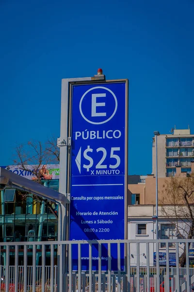 SANTIAGO, CHILI - 13 SEPTEMBRE 2018 : Vue extérieure du panneau informatif d'aire de stationnement payante par minute situé dans le Barrio Yungay à Santiago, capitale du Chili — Photo