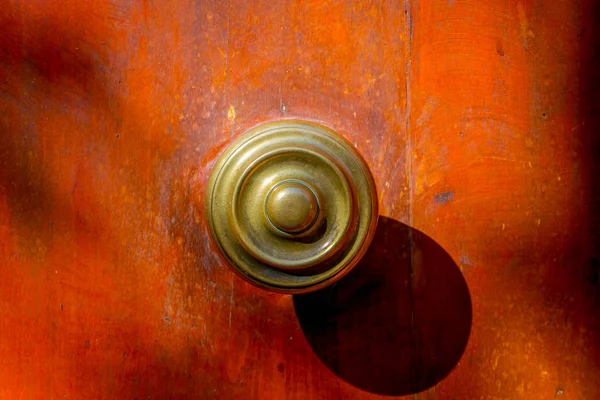Закрыть избирательный фокус металлической конструкции в деревянной двери, расположенной в Баррио Юнгай в Сантьяго, столице Чили — стоковое фото