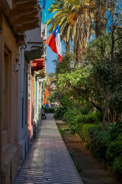 Santiago, Chile - 13 September 2018: Oidentifierad man vandrar i en trottoar under ett träd skuggor i de Barrio Yungay i Santiago, huvudstad i Chile — Stockfoto