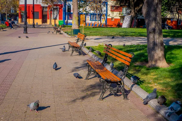 Santiago, Chile - 2018. szeptember 13.: Kültéri megtekintése nyilvános fából készült szék, a Yungay park található, a Barrio Yungay, Santiago, Chile egy fővárosában — Stock Fotó