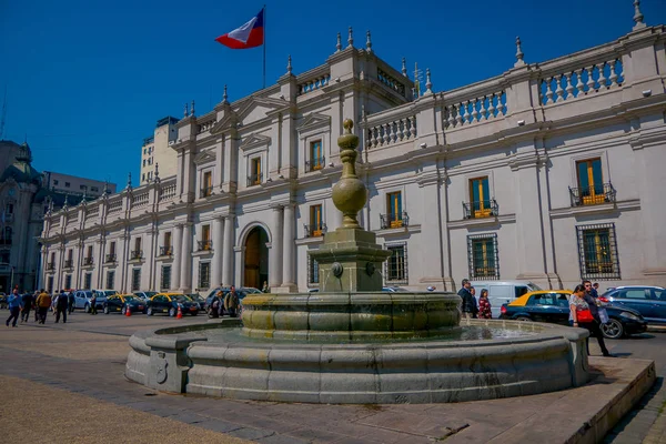 SANTIAGO, CILE - 13 SETTEMBRE 2018: Turisti che camminano davanti al bellissimo edificio del Palazzo La Moneda, sede del Presidente della Repubblica del Cile — Foto Stock