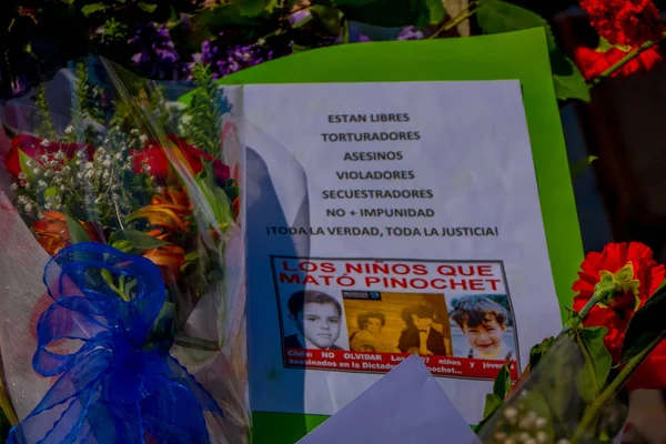 サンティアゴ、チリ - 2018 年 9 月 13 日: サンティアゴ ・ デ ・ チリのサルバドル Allende Gossens の記念碑の前に花束を抱えて屋外観 — ストック写真