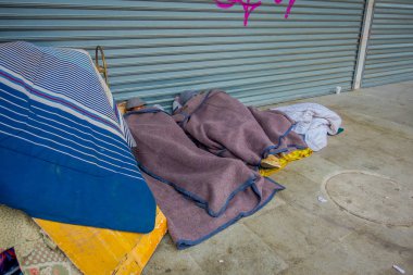Vina Del Mar, Şili - Eylül, 15, 2018: Evsiz insan ve yaşam ve uyku Vina del Mar, Şili'deki kaldırımda