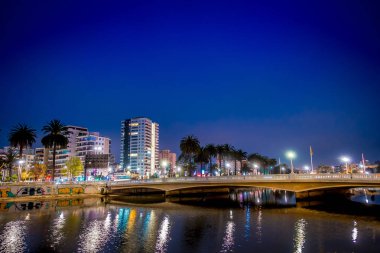 Vina Del Mar, Şili - Eylül, 15, 2018: Nehrin VI del Mar Şili kıyı kenti bir bina yapısı ile köprüden gece görünümü