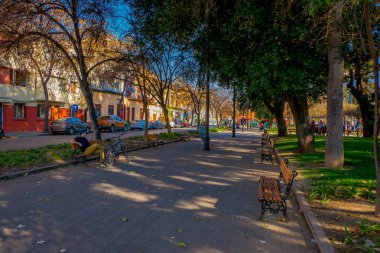 Santiago, Şili - 13 Eylül 2018: Açık görünüm kimliği belirsiz kişi Santiago, Şili'nin başkenti Barrio Yungay bulunan Yungay parkta yürüyüş