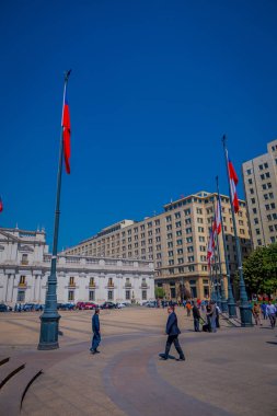 Santiago, Şili - 13 Eylül 2018: güzel bina, la Moneda Sarayı önünde, koltuk Şili Cumhuriyeti Başkanı'nın yürüyen turist