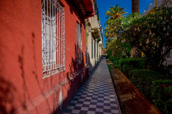 Acera Baldosas Blancas Negras Bajo Una Sombra Árboles Barrio Yungay —  Fotos de Stock