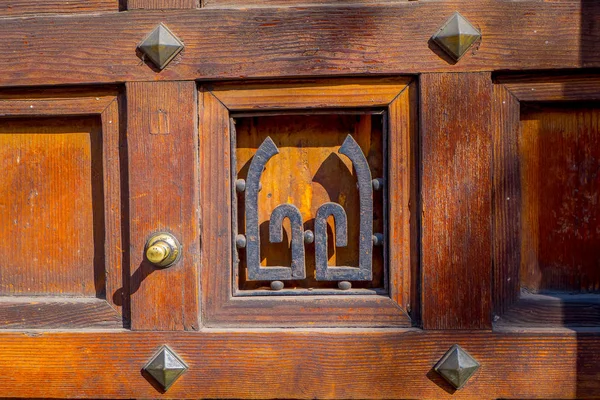 Close-up van selectieve aandacht van metalen structuur in een houten deur gelegen in de Barrio Yungay in Santiago, de hoofdstad van Chili — Stockfoto