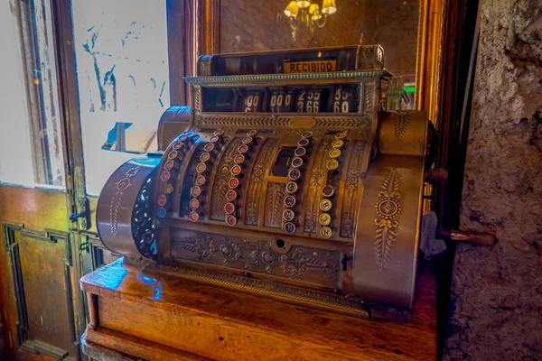 САНТЬЯГО, ЧИЛЬ - 13 СЕНТЯБРЯ 2018 г.: Вид на великолепный очень старый металлический банкомат внутри здания в Баррио Юнгай в Сантьяго — стоковое фото