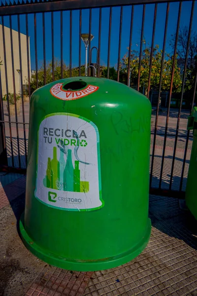 SANTIAGO, CHILE - SEPTEMBER 13, 2018: Outdoor view of metallic green structure of garbage collector in the Barrio Yungay in Santiago, capital of Chile — Stock Photo, Image